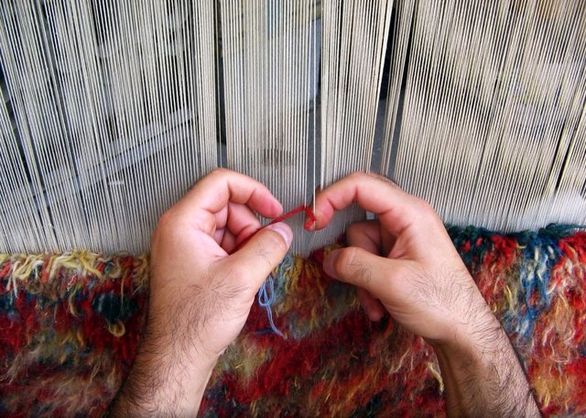 قالیبافان با نپرداختن 3 ماه حق بیمه از پوشش بیمهای خارج میشوند