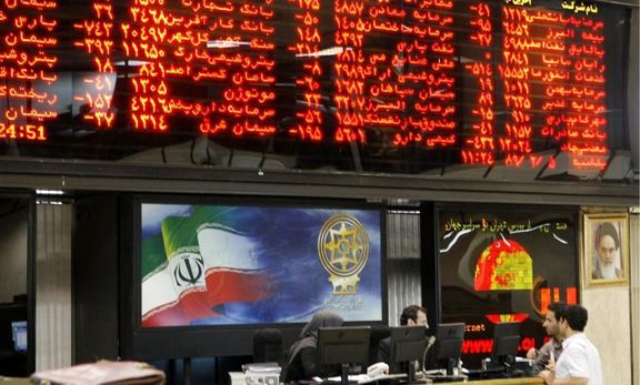 برابری 10 نماد قرمز پوش با 10 نماد سبزپوش در تالار شیشهای