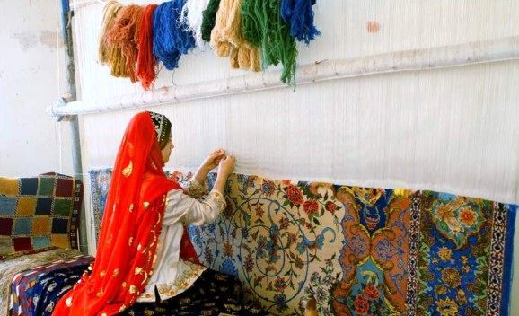 مشکل اصلی فرش بافان کردستان حمایت ضعیف بیمهای است