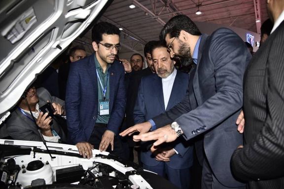 بازدید رئیسدفتر رئیسجمهور از غرفه گروه خودروسازی سایپا