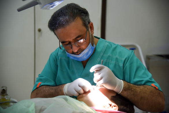شرکتهای بیمهای از پوشش خدمات دندانپزشکی شانه خالی میکنند/ حاضرم با قیمتی کمتر از تعرفه بیمه به مردم ارائه خدمت کنم!