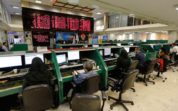 نماد 11 بانک در تالار شیشهای سبزپوش شد