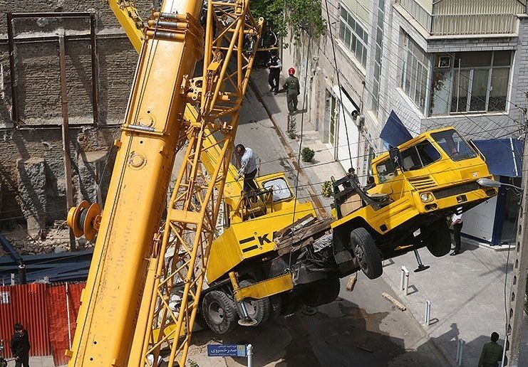 جزییات سقوط جرثقیل در خیابان حافظ تهران