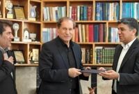 اهدای لوح تقدیر مدیرکل آموزش‌وپرورش کرمانشاه به مدیرعامل بیمه معلم
