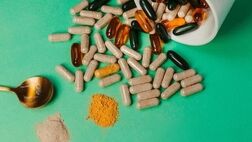 راز اختلاف قیمت مکمل‌ها؛ چرا بیمار در داروخانه بیشتر پول می‌دهد؟
