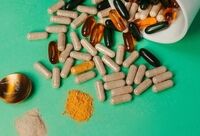 راز اختلاف قیمت مکمل‌ها؛ چرا بیمار در داروخانه بیشتر پول می‌دهد؟
