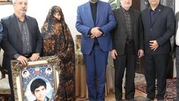 تکریم مادران شهید توسط مدیر بیمه دی در استان اردبیل، طی همراهی با معاون حقوقی و پارلمانی بنیاد شهید
